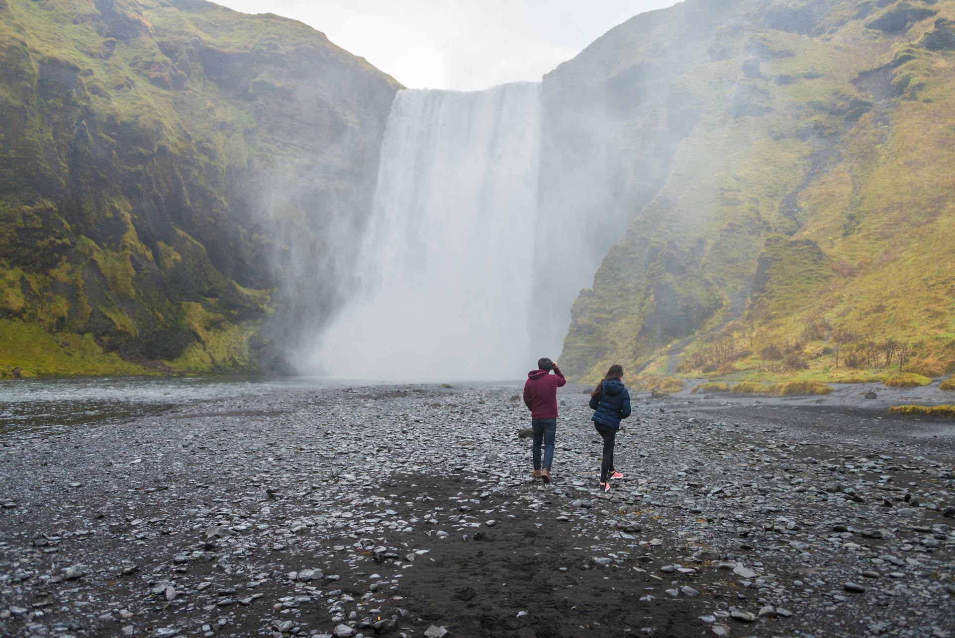 Casal em viagem pela natureza